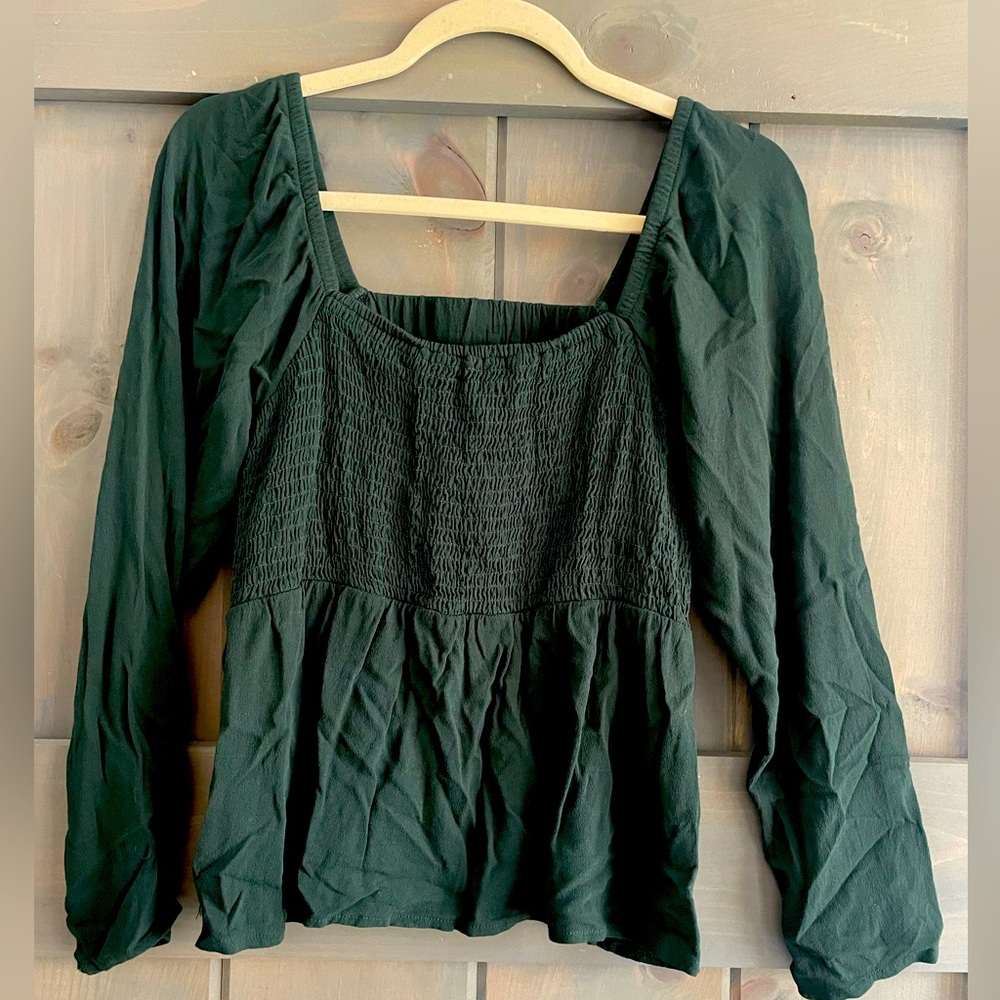 Old Navy dark green ruffle top with long sleeves 
Size M